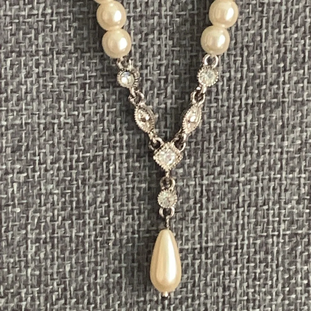 Two faux pearl necklaces - 1 vint goldtone‎ floral 13” & 1 silvertone modern 18” - Picture 3 of 8
